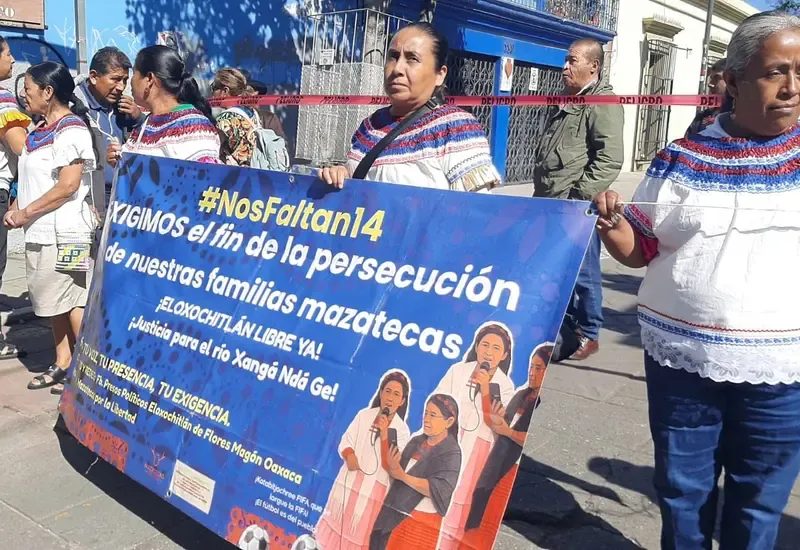 Mujeres mazatecas bloquean sede de la Fiscalía de Oaxaca para exigir la cancelación de órdenes de aprehensión