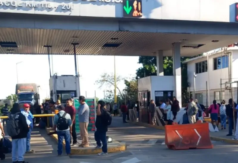 Pobladores mantienen bloqueo en la caseta de Puente Caracol por demanda de pavimentación