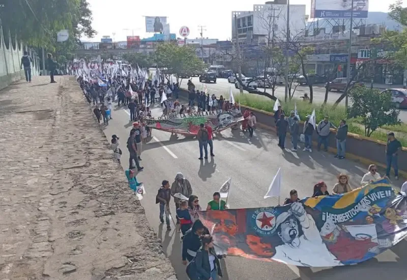 Marchan en Oaxaca para exigir justicia por el asesinato de Heriberto Pazos Ortiz